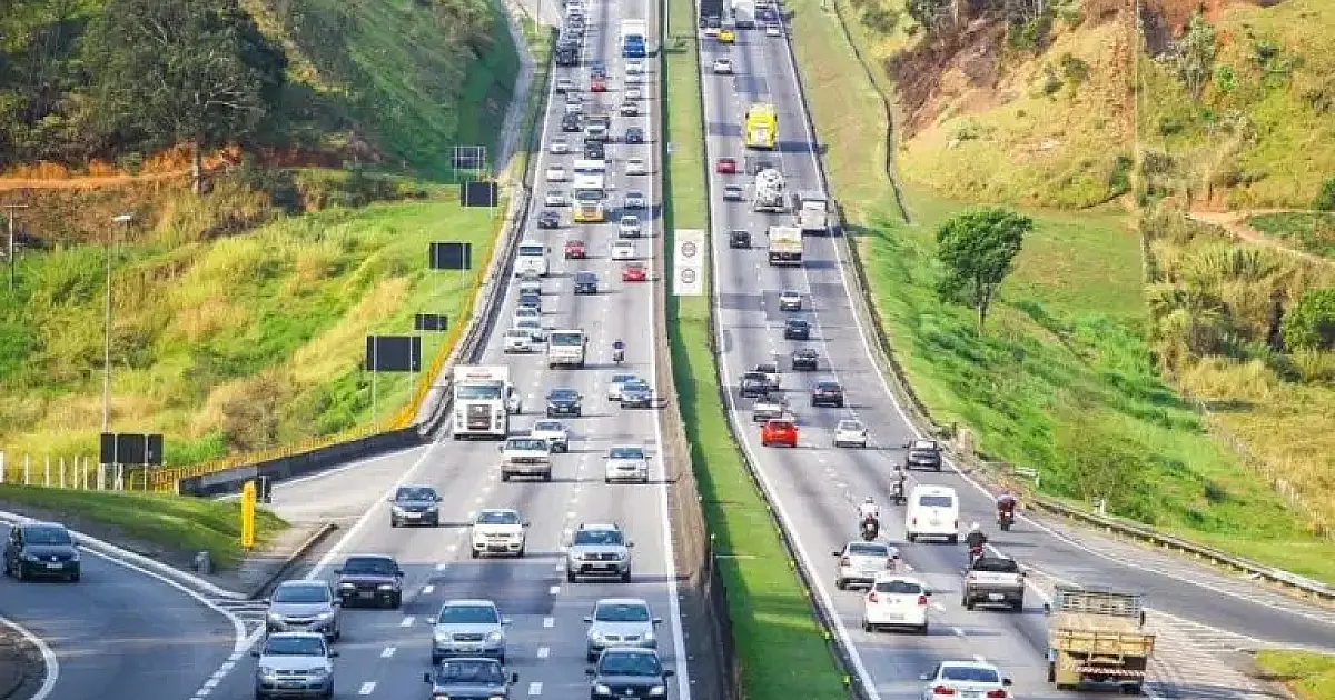 Obra em passarela interdita trecho da via Dutra em Caçapava