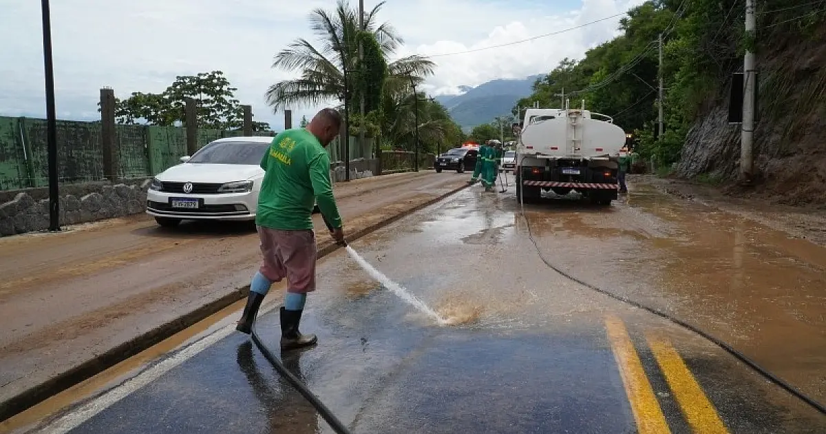 Com 165 mm de chuva Ilhabela registra moradores desalojados e interdição de estrada