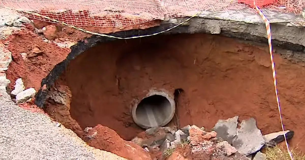Cratera se abre na Avenida Dom Pedro I e interdita trecho em Taubaté