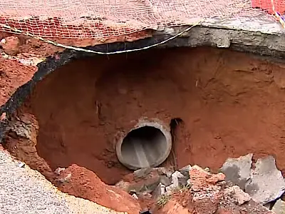 Cratera se abre na Avenida Dom Pedro I e interdita trecho em Taubaté