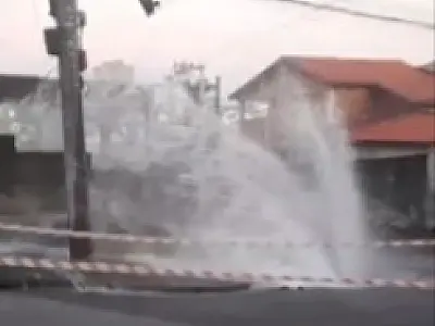 VÍDEO: Buraco surge após rompimento de tubulação no Monte Castelo, em São José