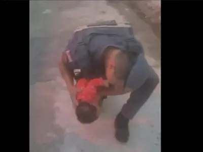 Policial militar desengasgando bebê de 2 meses em Caraguá.