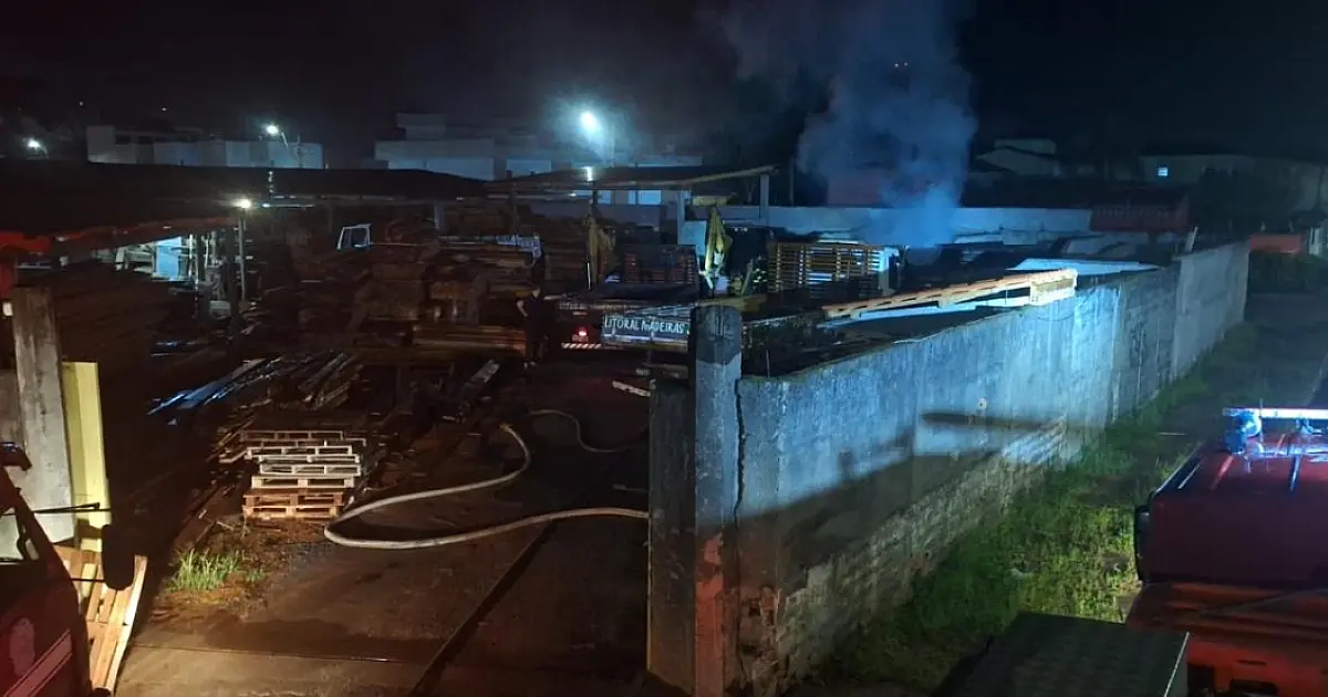Incêndio atinge caminhão em comércio de Caraguatatuba