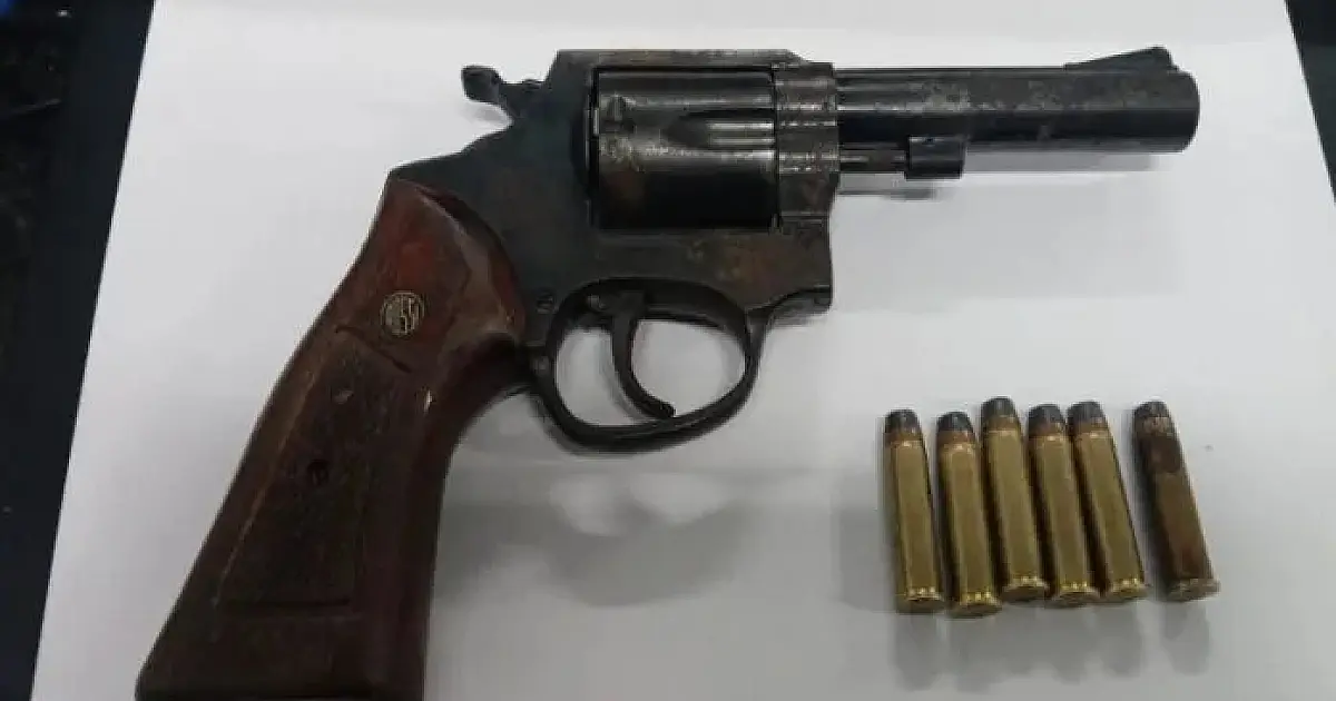 Baep prende Guarda Civil Municipal com arma de numeração raspada e veículo suspeito em Caraguá