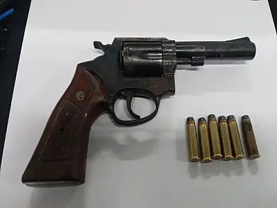 Baep prende Guarda Civil Municipal com arma de numeração raspada e veículo suspeito em Caraguá