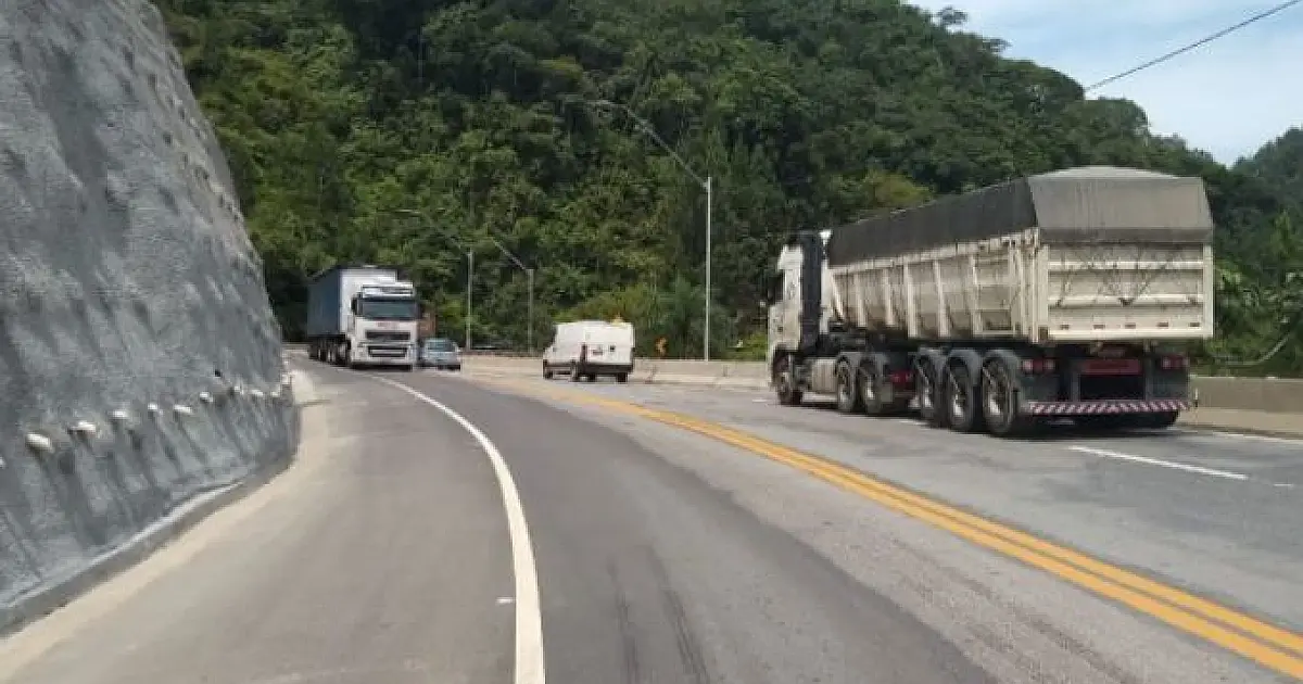 Caminhão tomba após percorrer 1 km sem freio na Rodovia dos Tamoios