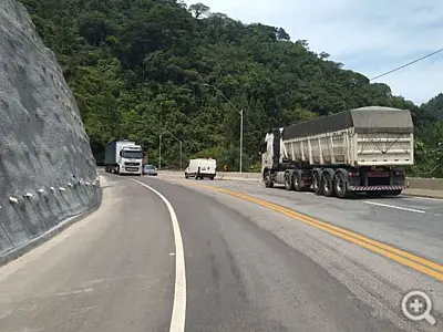 Tombamento ocorreu no km 79 da Rodovia dos Tamoios.