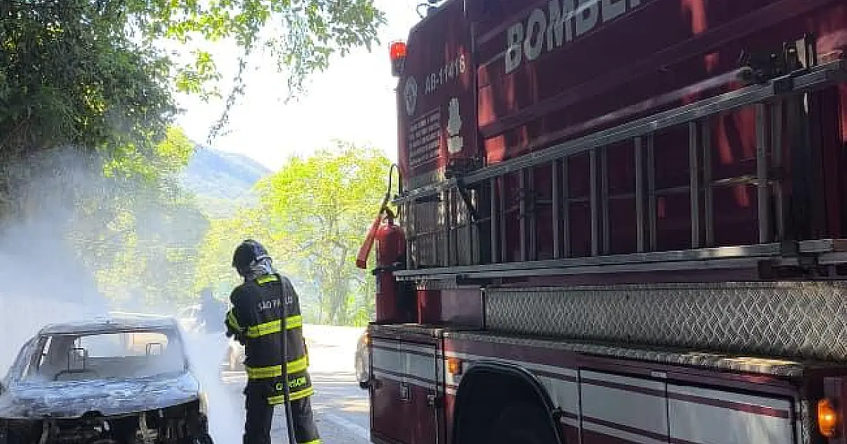 Bombeiros combatem incêndio em automóvel na Serra de Ubatuba