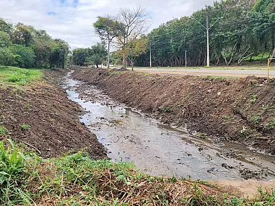 Prefeitura de Taubaté conclui limpeza em trecho de córrego no Campos Elíseos