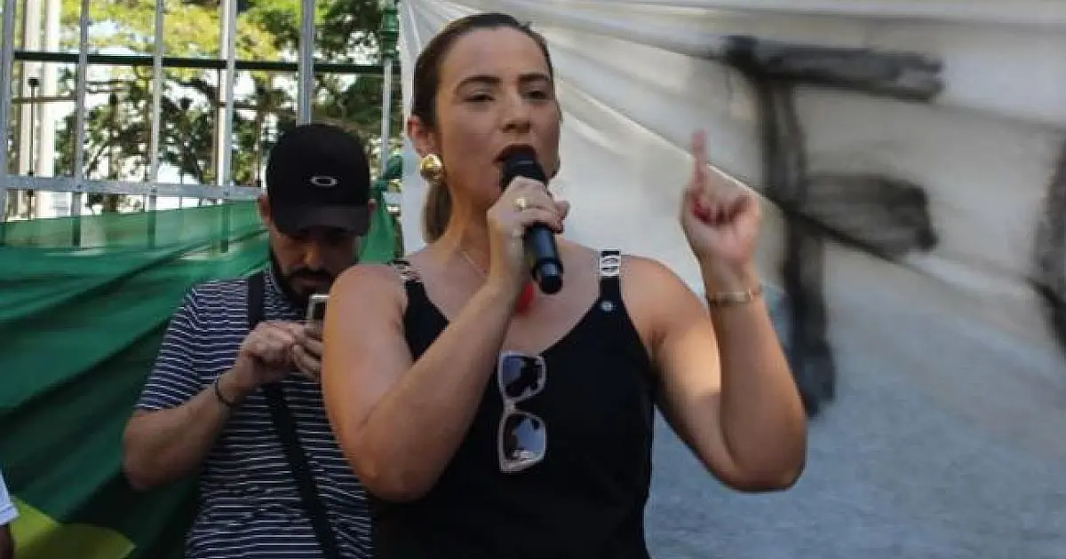 Vice-prefeita Juliana Freitas questiona gestão durante protesto no Centro de Caçapava