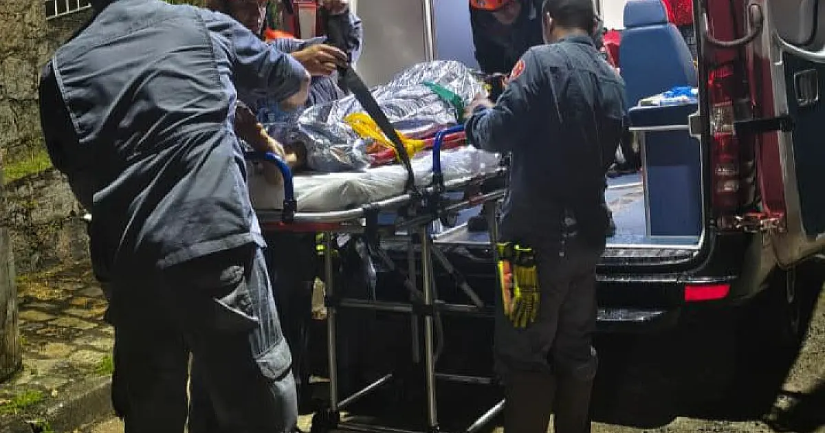 Homem alemão é resgatado após cair de cachoeira de 6 metros em Ilhabela