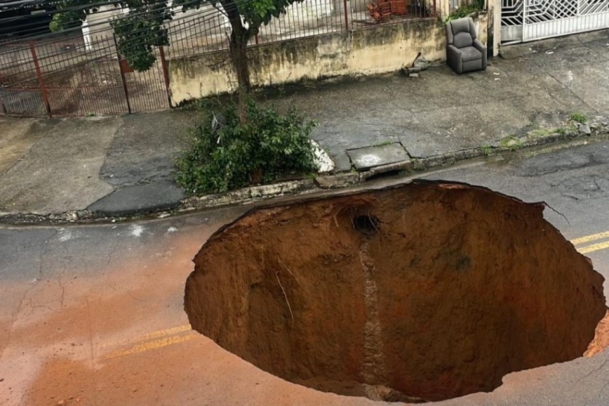 Cratera aberta no Jardim Imperial em fevereiro de 2026. (Arquivo Pessoal)