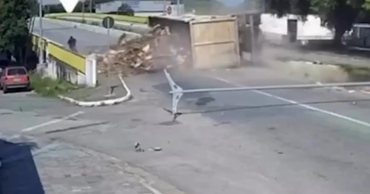 Vídeo mostra pedestre escapando por pouco de caminhão que tombou em Guaratinguetá