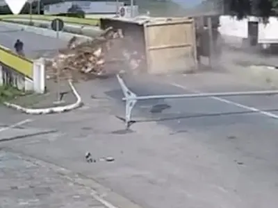 Vídeo mostra pedestre escapando por pouco de caminhão que tombou em Guaratinguetá