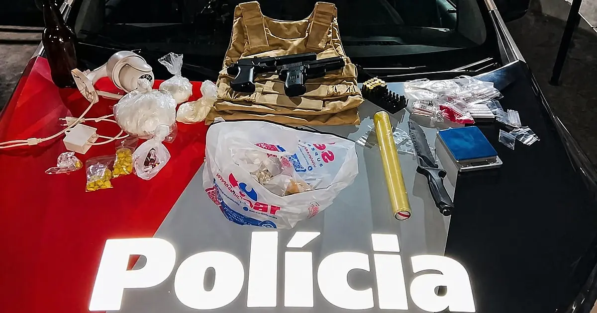 PM apreende drogas, munições e colete balístico após denúncia na zona leste de São José