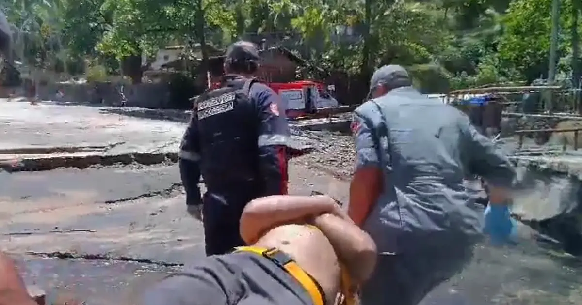 Homem quebra a perna ao cair em canal formado por córrego na Praia do Veloso, em Ilhabela