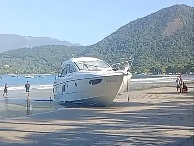 VÍDEO: Ondas fortes arrastam embarcação e provocam encalhe na Praia do Lázaro, em Ubatuba
