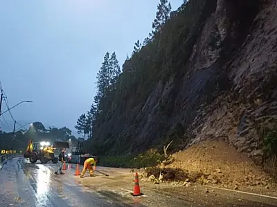 Queda de barreira atinge Rodovia dos Tamoios e provoca interdição parcial na serra antiga, em Caraguá