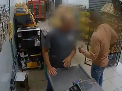 VÍDEO: Roubo a comerciante é registrado por câmeras de segurança em Potim