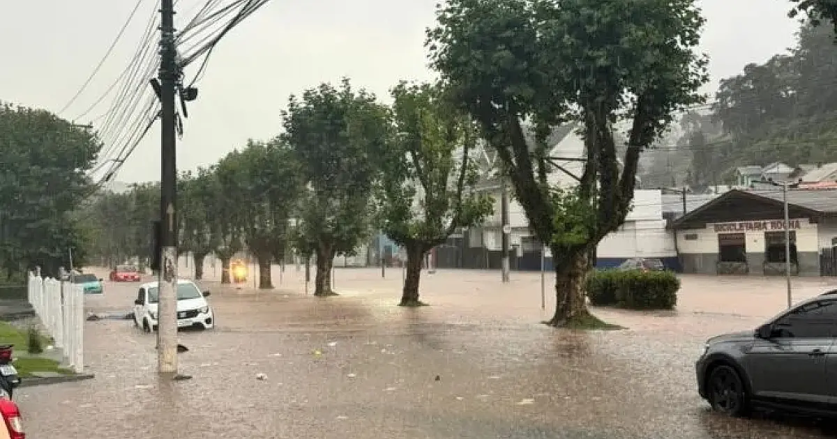 VÍDEO: Temporal causa alagamentos e estragos em Campos do Jordão; Defesa Civil segue em alerta