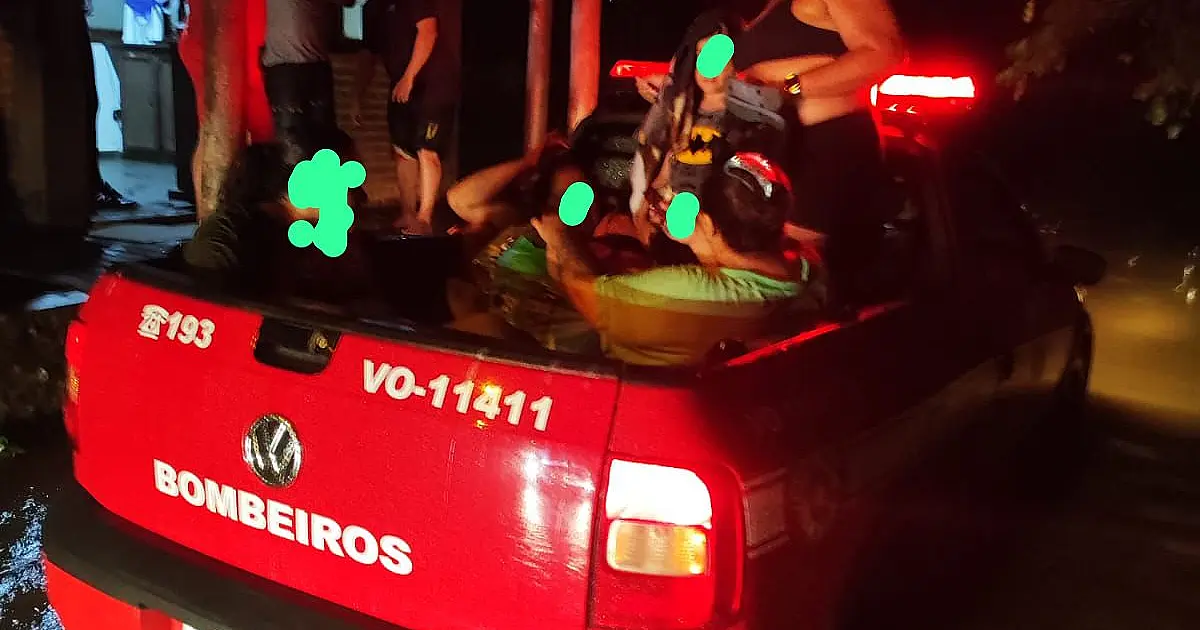 Corpo de Bombeiros resgata grupo encurralado por enchente na Praia da Fazenda, em Ubatuba