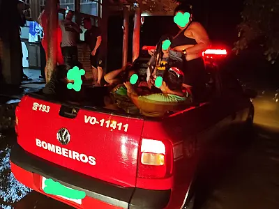 Corpo de Bombeiros resgata grupo encurralado por enchente na Praia da Fazenda, em Ubatuba