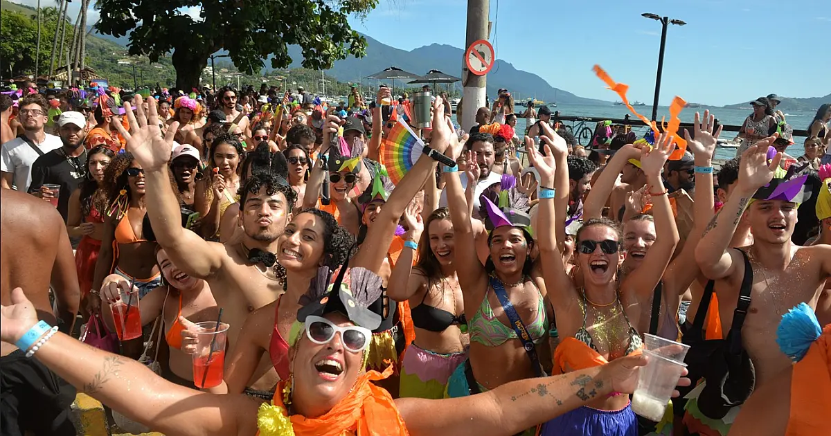 CarnaIlha em Dobro movimenta Ilhabela com desfiles, atrações descentralizadas e show especial