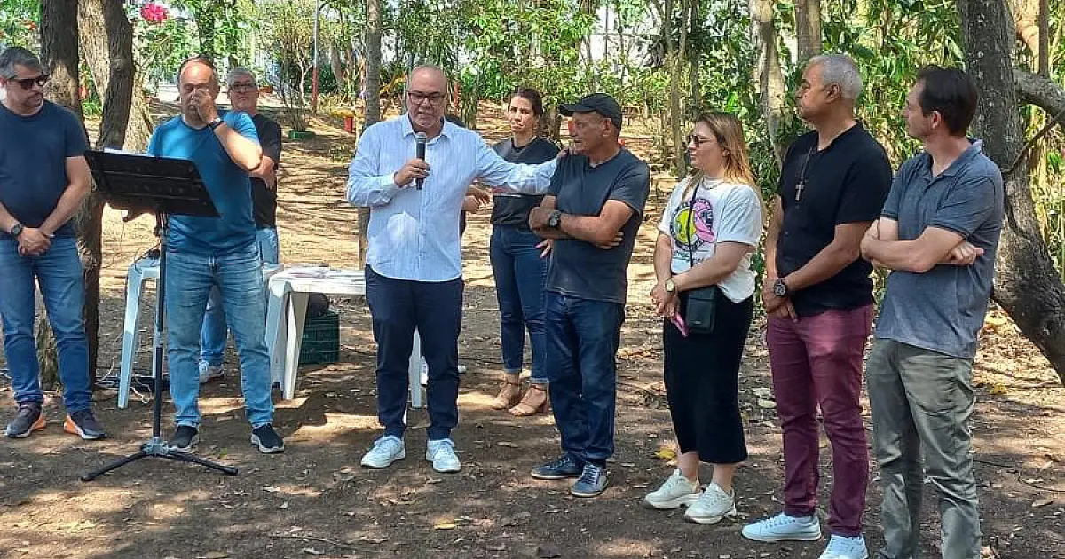 Prefeitura entrega campo de futebol society a moradores do Vila Suíça