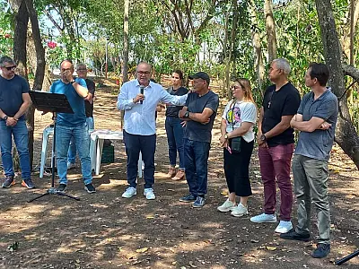 Prefeitura entrega campo de futebol society a moradores do Vila Suíça