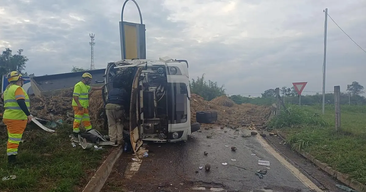 Carreta tomba na rodovia Presidente Dutra e deixa motorista ferido em Taubaté