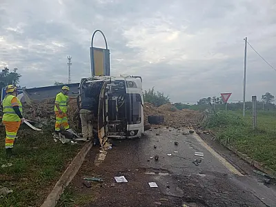 Carreta tomba na rodovia Presidente Dutra e deixa motorista ferido em Taubaté