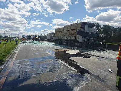 Engavetamento com três caminhões bloqueia Dutra e causa 10 km de fila em Roseira