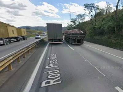Via Dutra tem acidente com vítima em estado grave e bloqueio de faixas em Taubaté
