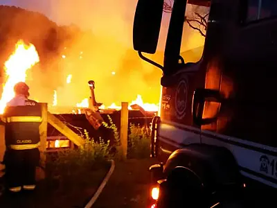 Casa pega fogo durante a madrugada em Campos do Jordão