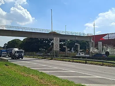 Obras de desmontagem de passarelas interditam trechos da Via Dutra em São José