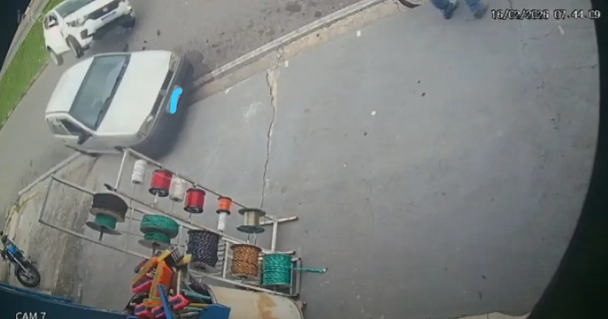 Vídeo de câmera de segurança revela momento de colisão e capotamento em Jacareí