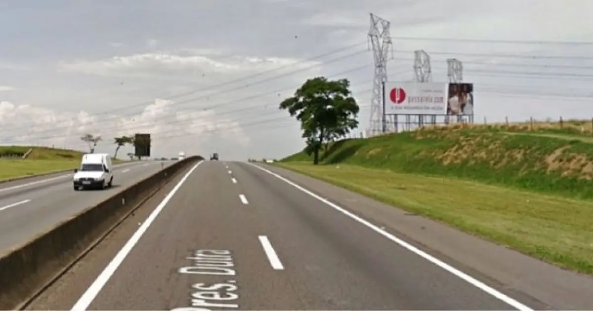 Pedestre morre após ser atropelado por caminhão e moto na Via Dutra, em Lorena