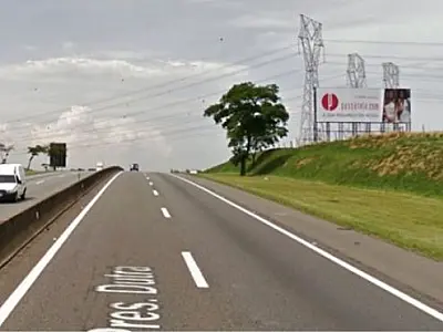 Pedestre morre após ser atropelado por caminhão e moto na Via Dutra, em Lorena