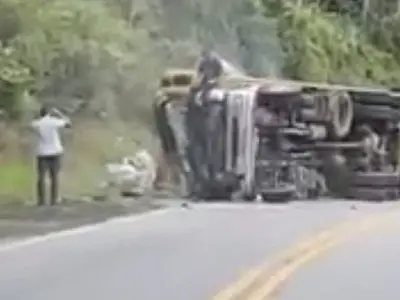 Colisão de caminhões fecha trecho da Rodovia Floriano Rodrigues Pinheiro em Pinda