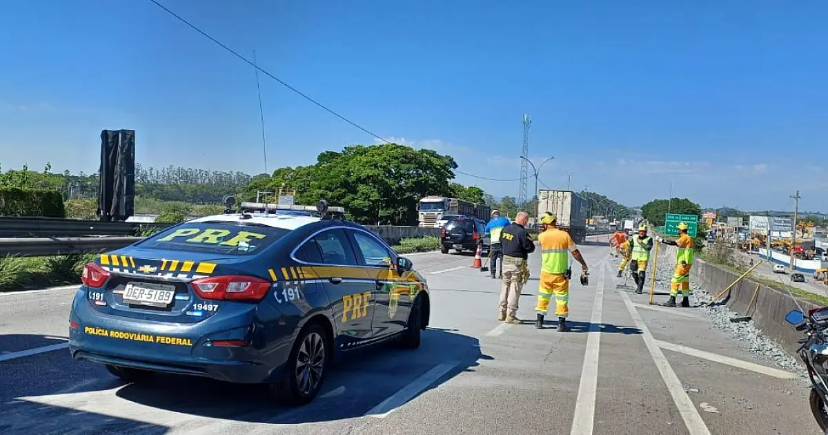 VÍDEO: Derramamento de carga interdita parcialmente a Dutra em Jacareí