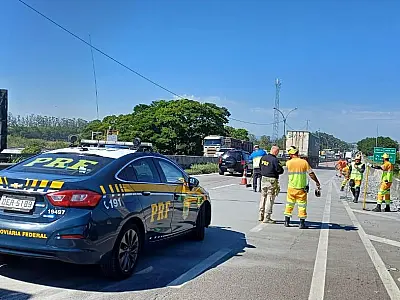 VÍDEO: Derramamento de carga interdita parcialmente a Dutra em Jacareí
