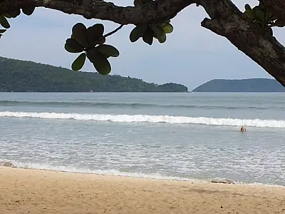 Homem de 51 anos se afoga e morre após aumento da maré em praia de Ubatuba