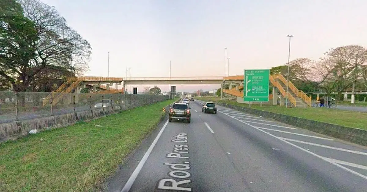 Batida violenta termina com carreta incendiada e interdição na Via Dutra em Caçapava