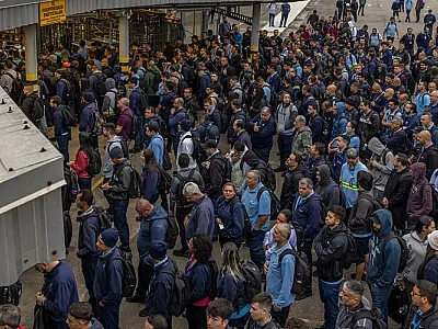 Trabalhadores da GM em assembleia.