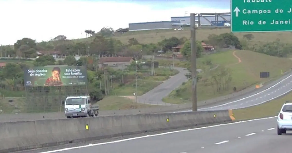 Tombamento de carreta na Rodovia Carvalho Pinto provoca congestionamento em Taubaté
