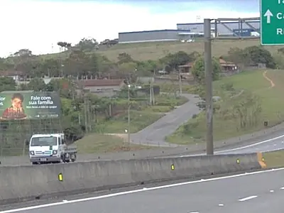 Tombamento de carreta na Rodovia Carvalho Pinto provoca congestionamento em Taubaté