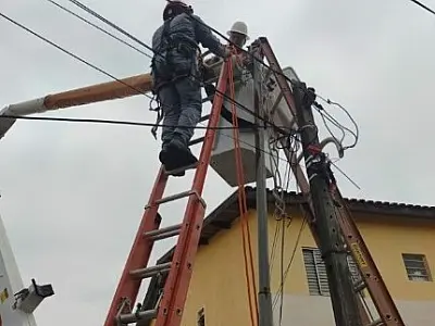 Funcionário fica preso em cesto elevador e é resgatado pelos Bombeiros em Taubaté