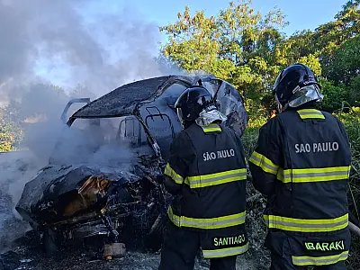 Colisão entre ônibus e carro causa bloqueia total da Rio-Santos em São Sebastião