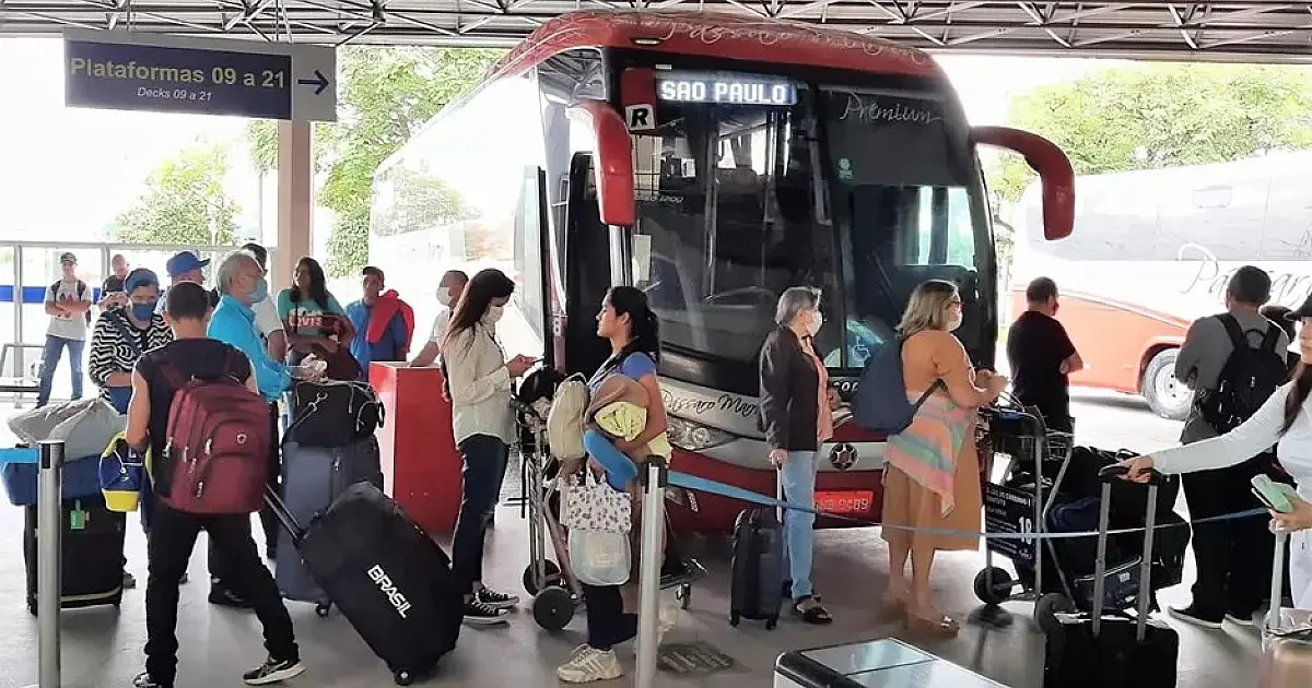 Polícia investiga morte de idoso dentro de ônibus na Rodoviária de São José