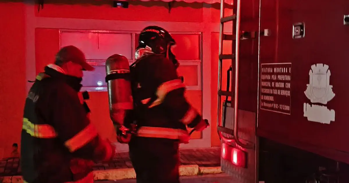 Fogo em estrutura elétrica atinge restaurante e mobiliza bombeiros no Centro de Ubatuba